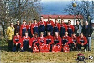 Каско 1999 сидит второй справа