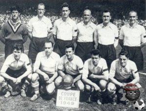 Рэсинг 48/49 стоит второй слева